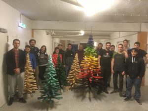 bild-schueler-mit-baeumen3